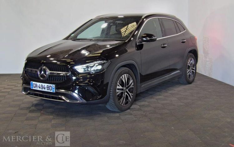 MERCEDES GLA 220 D  4  MATIC NOIR GR-494-BD