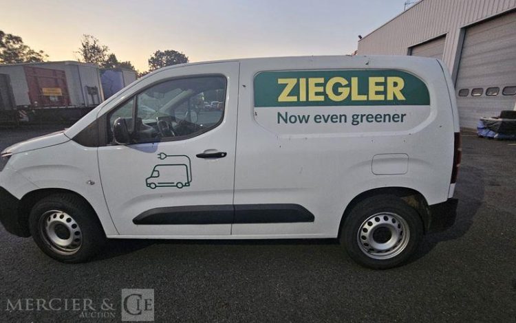 PEUGEOT E-PARTNER ELECTRIC 135 50KWH 800KG L1 M BVA BLANC/VERT GT-814-SQ