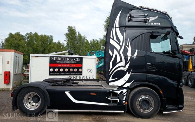 IVECO TRACTEUR ROUTIER S-WAY 580 – PTRA : 44 TONNES – DIESEL – 135534 KMS – ANNEE 2025 NOIR HD-693-MP