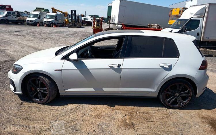 VOLKSWAGEN GOLF GTI – ESSENCE – 44630 KMS – POUR PIECES SANS CARTE GRISE BLANC WW-820-GP