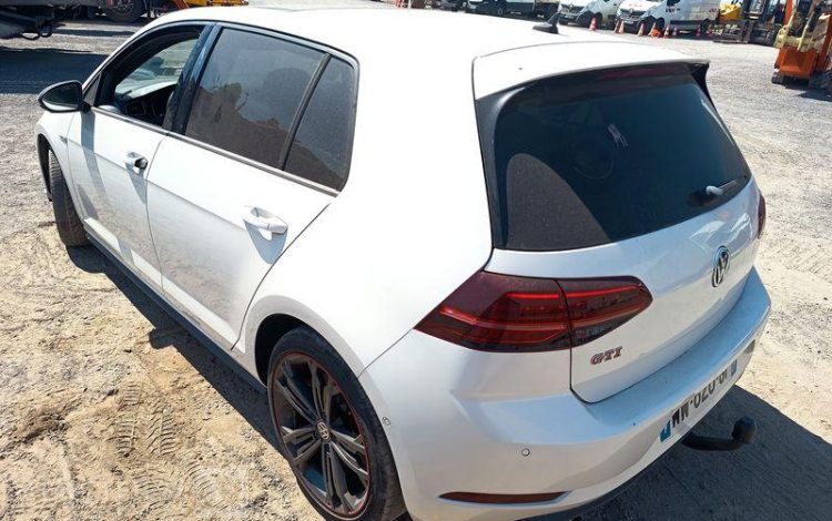 VOLKSWAGEN GOLF GTI – ESSENCE – 44630 KMS – POUR PIECES SANS CARTE GRISE BLANC WW-820-GP