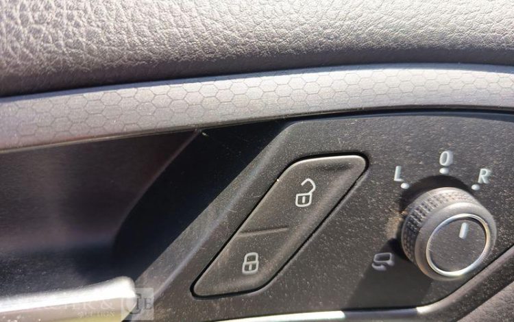 VOLKSWAGEN GOLF GTI – ESSENCE – 44630 KMS – POUR PIECES SANS CARTE GRISE BLANC WW-820-GP