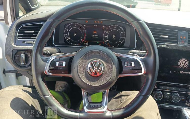 VOLKSWAGEN GOLF GTI – ESSENCE – 44630 KMS – POUR PIECES SANS CARTE GRISE BLANC WW-820-GP