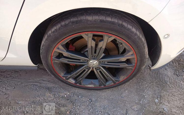 VOLKSWAGEN GOLF GTI – ESSENCE – 44630 KMS – POUR PIECES SANS CARTE GRISE BLANC WW-820-GP