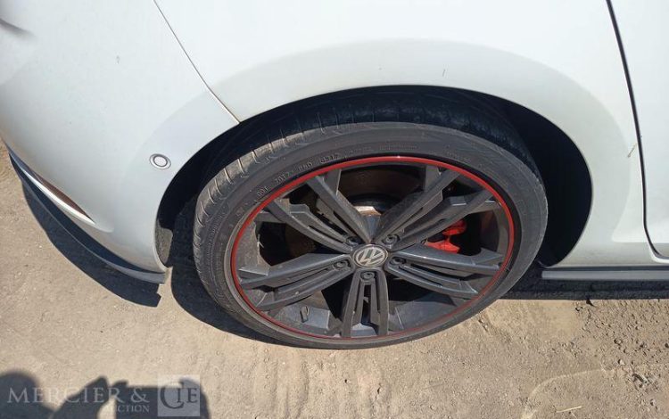 VOLKSWAGEN GOLF GTI – ESSENCE – 44630 KMS – POUR PIECES SANS CARTE GRISE BLANC WW-820-GP