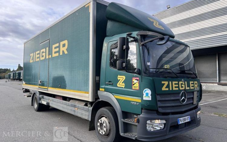 MERCEDES CAMION FOURGON  FK-095-VT