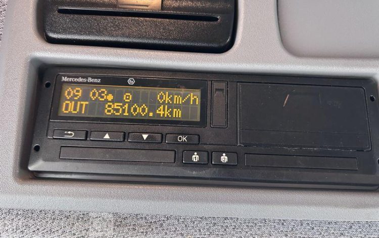 MERCEDES ATEGO 1324 CAISSE FOURGON HAYON VERT GQ-997-QH
