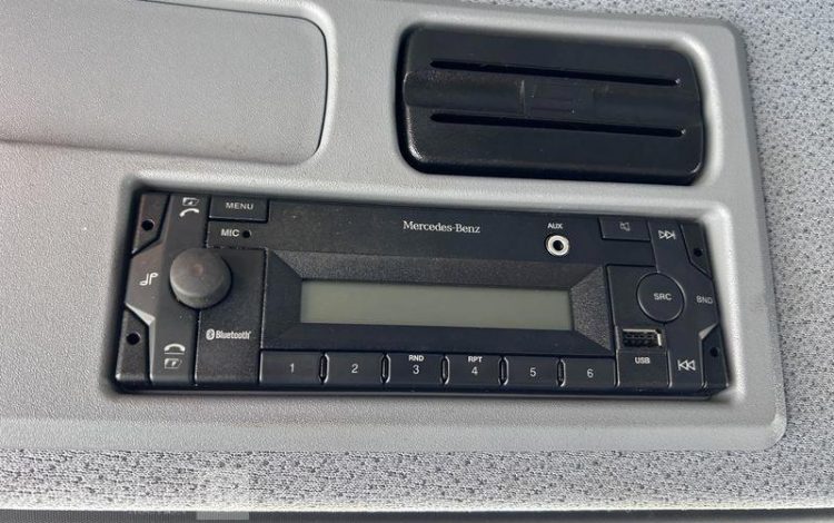 MERCEDES ATEGO 1324 CAISSE FOURGON HAYON VERT GQ-997-QH