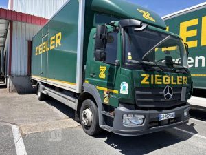 MERCEDES ATEGO 1324 CAISSE HAYON BVA VERT GS-267-XB