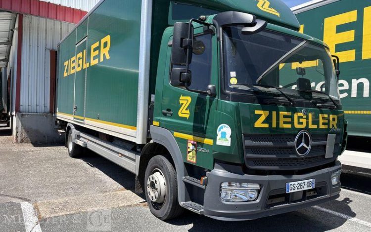MERCEDES ATEGO 1324 CAISSE HAYON BVA VERT GS-267-XB