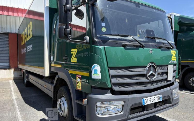 MERCEDES ATEGO 1524 CAISSE HAYON BVA VERT GT-792-YR
