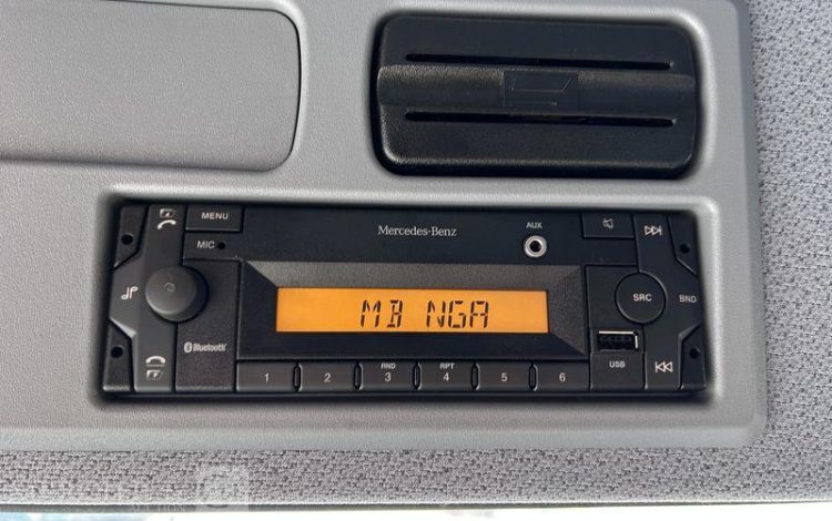 MERCEDES ATEGO 1324 CAISSE FOURGON HAYON VERT HB-824-TS