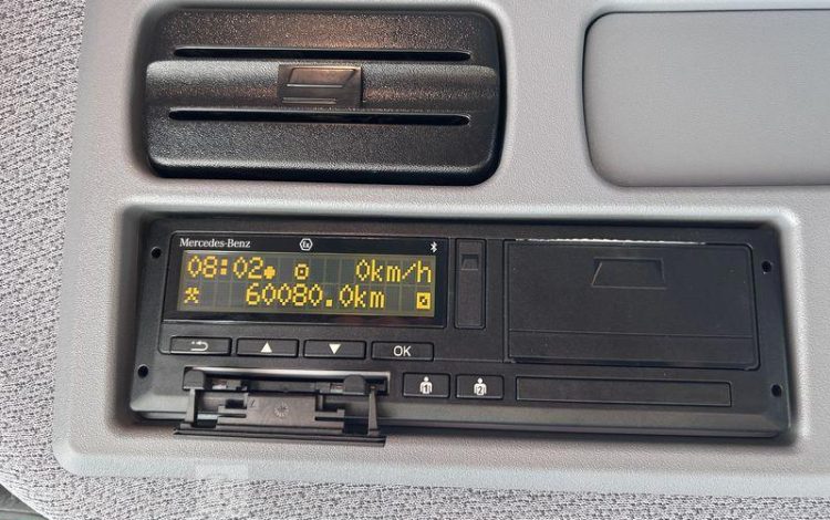 MERCEDES ATEGO 1324 CAISSE FOURGON HAYON VERT HB-824-TS