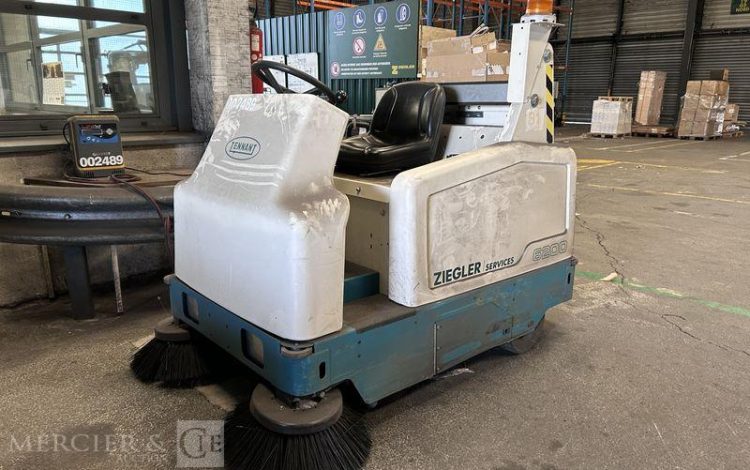 TENNANT BALAYEUSE ELECTRIQUE TYPE 6200 1.8KW -AN 2017 – 103 HEURES BLANC U02489