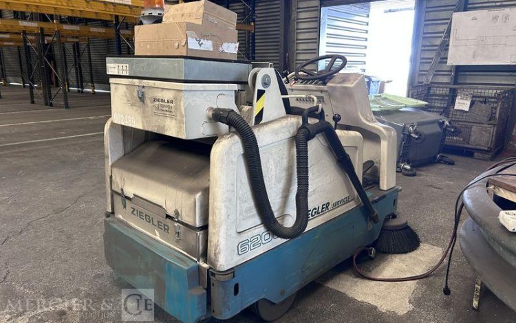 TENNANT BALAYEUSE ELECTRIQUE TYPE 6200 1.8KW -AN 2017 – 103 HEURES BLANC U02489