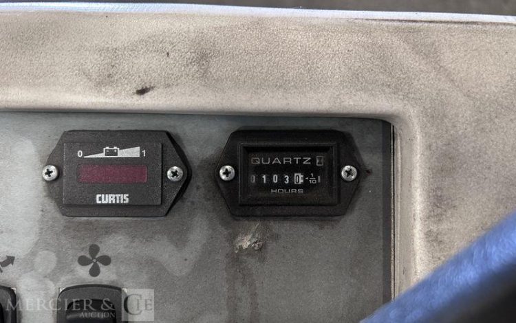 TENNANT BALAYEUSE ELECTRIQUE TYPE 6200 1.8KW -AN 2017 – 103 HEURES BLANC U02489