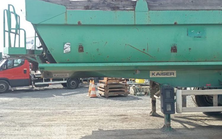 ROBUSTE KAISER SEMI REMORQUE BENNE BASCULANTE – 2 ESSIEUX –  PTAC : 33 TONNES – ANNEE 2004  568BKN59