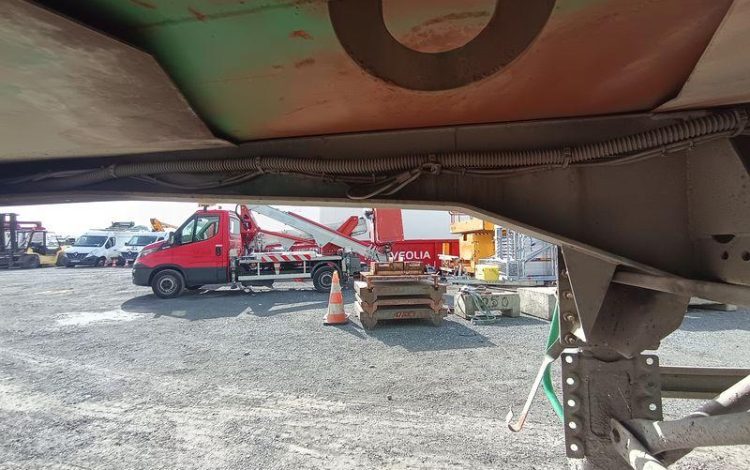 ROBUSTE KAISER SEMI REMORQUE BENNE BASCULANTE – 2 ESSIEUX –  PTAC : 33 TONNES – ANNEE 2004  568BKN59