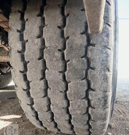 ROBUSTE KAISER SEMI REMORQUE BENNE BASCULANTE – 2 ESSIEUX –  PTAC : 33 TONNES – ANNEE 2004  568BKN59