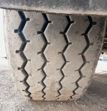 ROBUSTE KAISER SEMI REMORQUE BENNE BASCULANTE – 2 ESSIEUX –  PTAC : 33 TONNES – ANNEE 2004  568BKN59