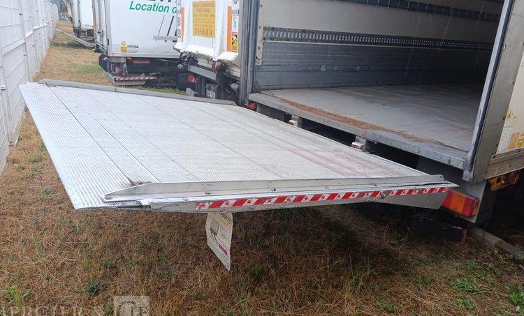 IVECO EUROCARGO 120E18 AVEC HAYON EN DESIGNATION – DIESEL – 167471 KMS BLANC BM-748-NC