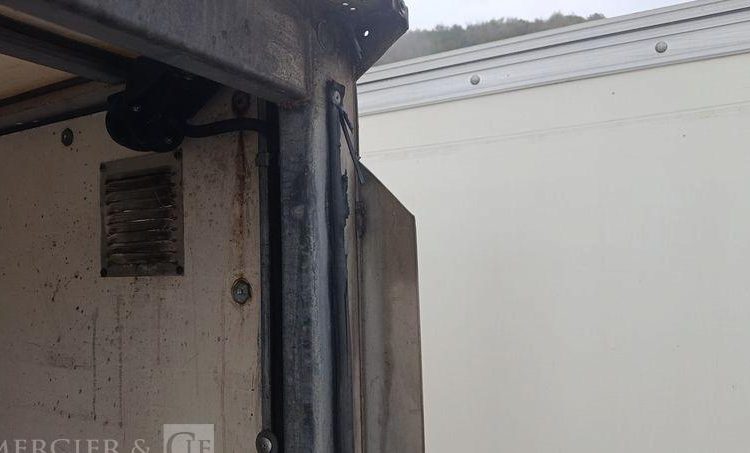 IVECO EUROCARGO 120E18 AVEC HAYON EN DESIGNATION – DIESEL – 167471 KMS BLANC BM-748-NC