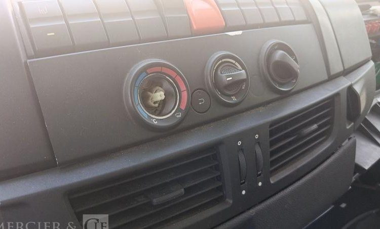 IVECO EUROCARGO 140 E 18 AVEC GROUPE FRIGO EN DESIGNATION – DIESEL – 146078 KMS BLANC CJ-993-DX
