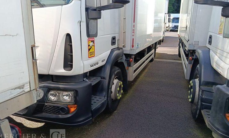 IVECO EUROCARGO 140E18 AVEC GROUPE FROID CARRIER EN DESIGNATION – DIESEL – 397890 KMS BLANC CQ-456-QP