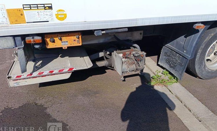 IVECO EUROCARGO 140E18 AVEC GROUPE FROID CARRIER EN DESIGNATION – DIESEL – 397890 KMS BLANC CQ-456-QP