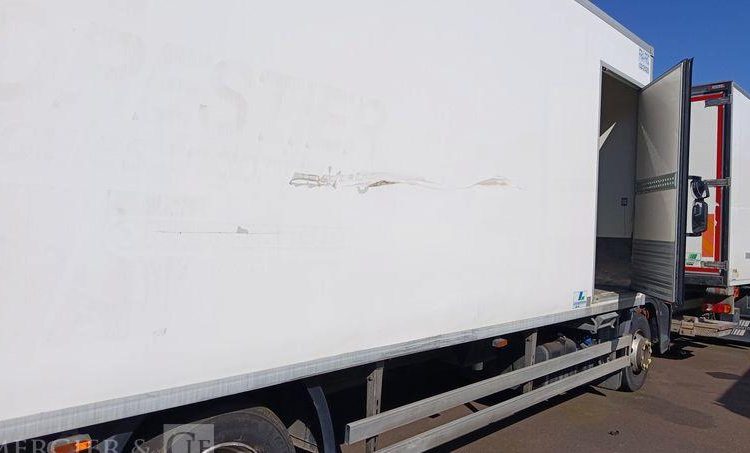 IVECO EUROCARGO 140E18 AVEC GROUPE FROID CARRIER EN DESIGNATION – DIESEL – 397890 KMS BLANC CQ-456-QP