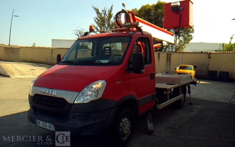 IVECO 35S11 NACELLE SUR VL 20M – MT 202 DS – 4979H – 60527KM – AN2014 ROUGE DF-426-QE