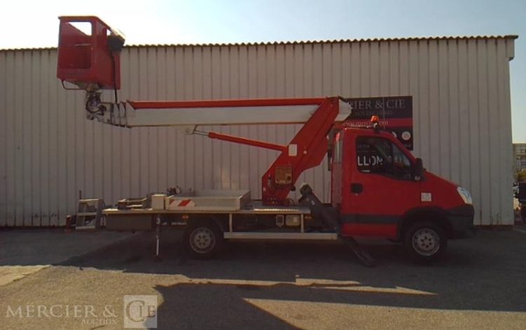 IVECO 35S11 NACELLE SUR VL 20M – MT 202 DS – 4979H – 60527KM – AN2014 ROUGE DF-426-QE