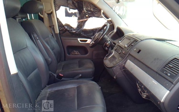 VOLKSWAGEN MULTIVAN TDI NOIR DG-932-SB