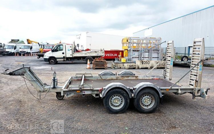 HUBIERE REMORQUE PORTE ENGIN 2 ESSIEUX – PTAC : 3,5 TONNES – ANNEE 2015  DP-120-MF