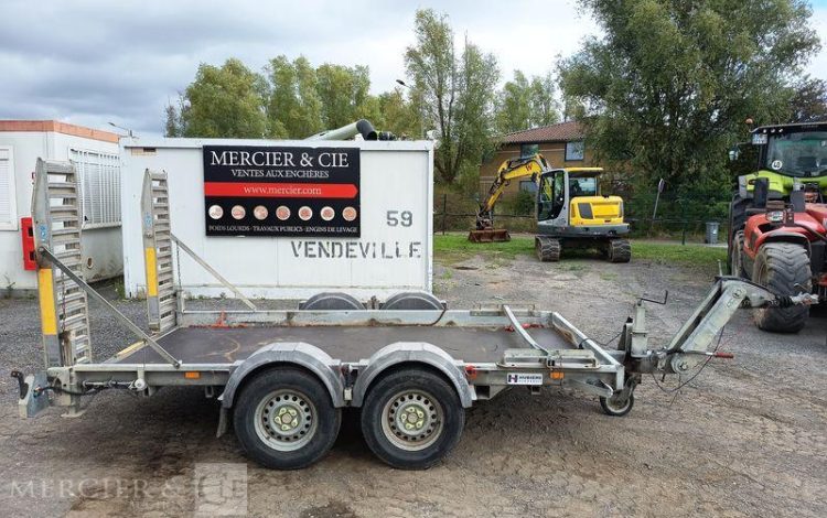 HUBIERE REMORQUE PORTE ENGIN 2 ESSIEUX – PTAC : 3,5 TONNES – ANNEE 2015  DP-120-MF