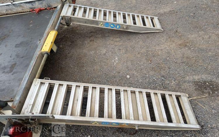 HUBIERE REMORQUE PORTE ENGIN 2 ESSIEUX – PTAC : 3,5 TONNES – ANNEE 2015  DP-120-MF