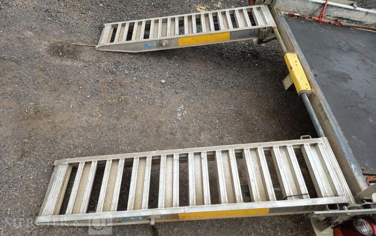 HUBIERE REMORQUE PORTE ENGIN 2 ESSIEUX – PTAC : 3,5 TONNES – ANNEE 2015  DP-120-MF