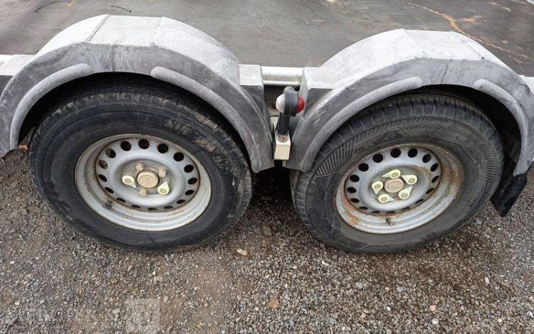HUBIERE REMORQUE PORTE ENGIN 2 ESSIEUX – PTAC : 3,5 TONNES – ANNEE 2015  DP-120-MF
