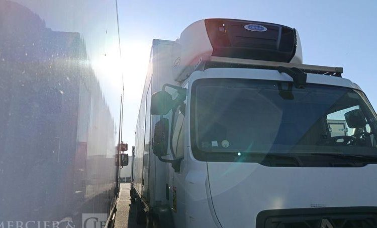 RENAULT D19 WIDE AVEC GROUPE FRIGO CARRIER EN DESIGNATION – DIESEL  – 288846 KMS BLANC DS-906-BM