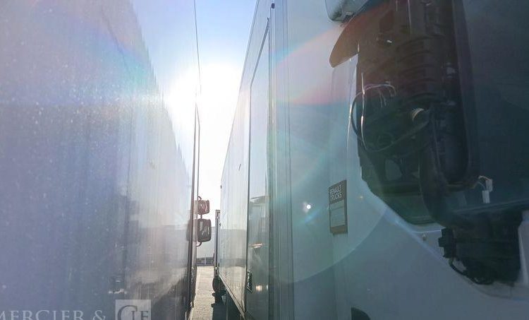 RENAULT D19 WIDE AVEC GROUPE FRIGO CARRIER EN DESIGNATION – DIESEL  – 288846 KMS BLANC DS-906-BM