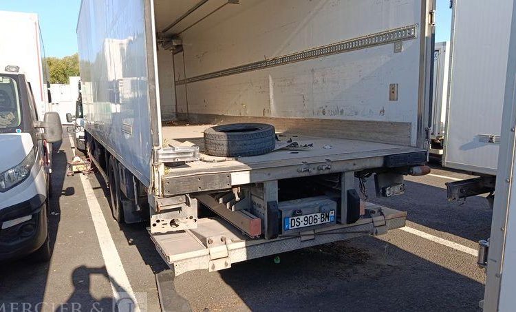 RENAULT D19 WIDE AVEC GROUPE FRIGO CARRIER EN DESIGNATION – DIESEL  – 288846 KMS BLANC DS-906-BM