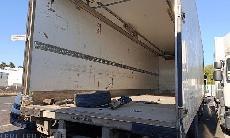 RENAULT D19 WIDE AVEC GROUPE FRIGO CARRIER EN DESIGNATION – DIESEL  – 288846 KMS BLANC DS-906-BM