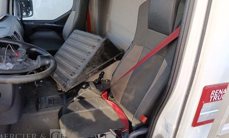 RENAULT D19 WIDE AVEC GROUPE FRIGO CARRIER EN DESIGNATION – DIESEL  – 288846 KMS BLANC DS-906-BM