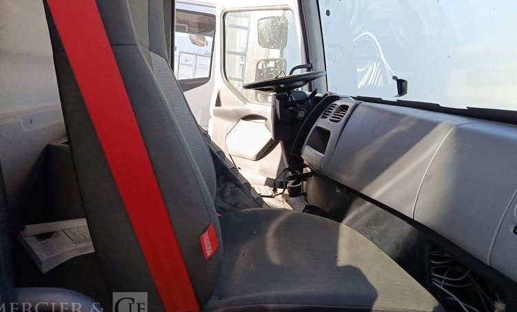 RENAULT D19 WIDE AVEC GROUPE FRIGO CARRIER EN DESIGNATION – DIESEL  – 288846 KMS BLANC DS-906-BM