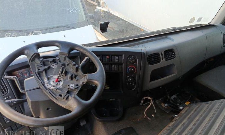 RENAULT D19 WIDE AVEC GROUPE FRIGO CARRIER EN DESIGNATION – DIESEL  – 288846 KMS BLANC DS-906-BM