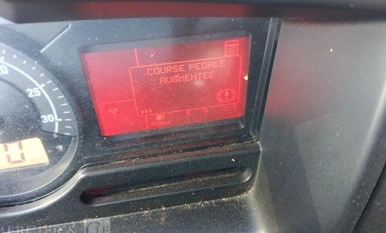 RENAULT D19 WIDE AVEC GROUPE FRIGO CARRIER EN DESIGNATION – DIESEL  – 288846 KMS BLANC DS-906-BM
