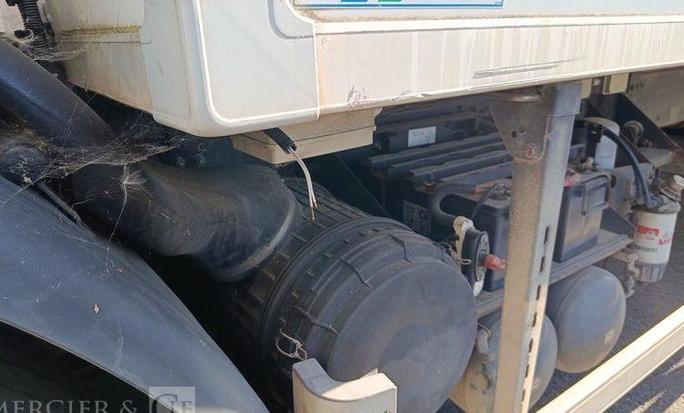 RENAULT D19 WIDE AVEC GROUPE FRIGO CARRIER EN DESIGNATION – DIESEL  – 288846 KMS BLANC DS-906-BM