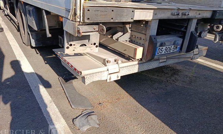 RENAULT D19 WIDE AVEC GROUPE FRIGO CARRIER EN DESIGNATION – DIESEL  – 288846 KMS BLANC DS-906-BM