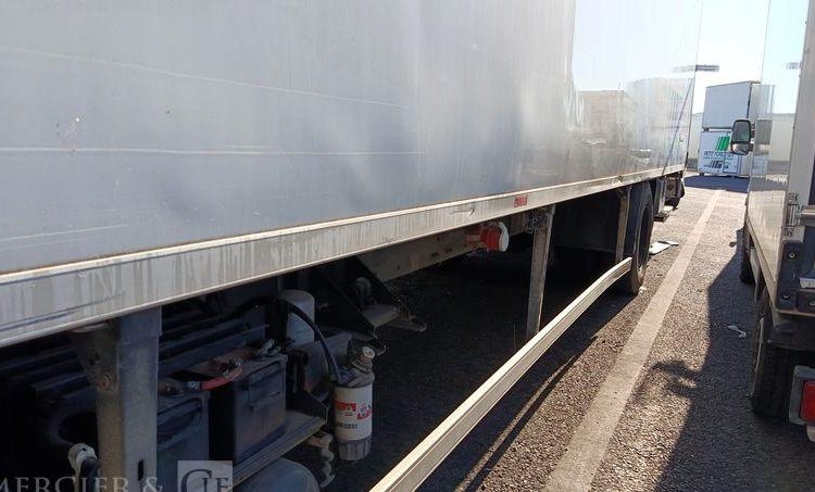 RENAULT D19 WIDE AVEC GROUPE FRIGO CARRIER EN DESIGNATION – DIESEL  – 288846 KMS BLANC DS-906-BM