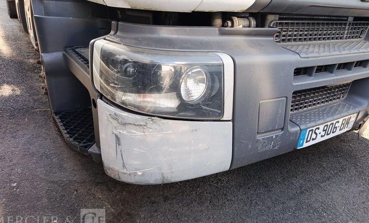 RENAULT D19 WIDE AVEC GROUPE FRIGO CARRIER EN DESIGNATION – DIESEL  – 288846 KMS BLANC DS-906-BM